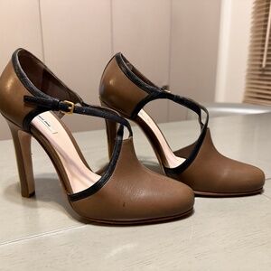 Miu Miu (37) Warm Taupe+Black Crossover Pumps